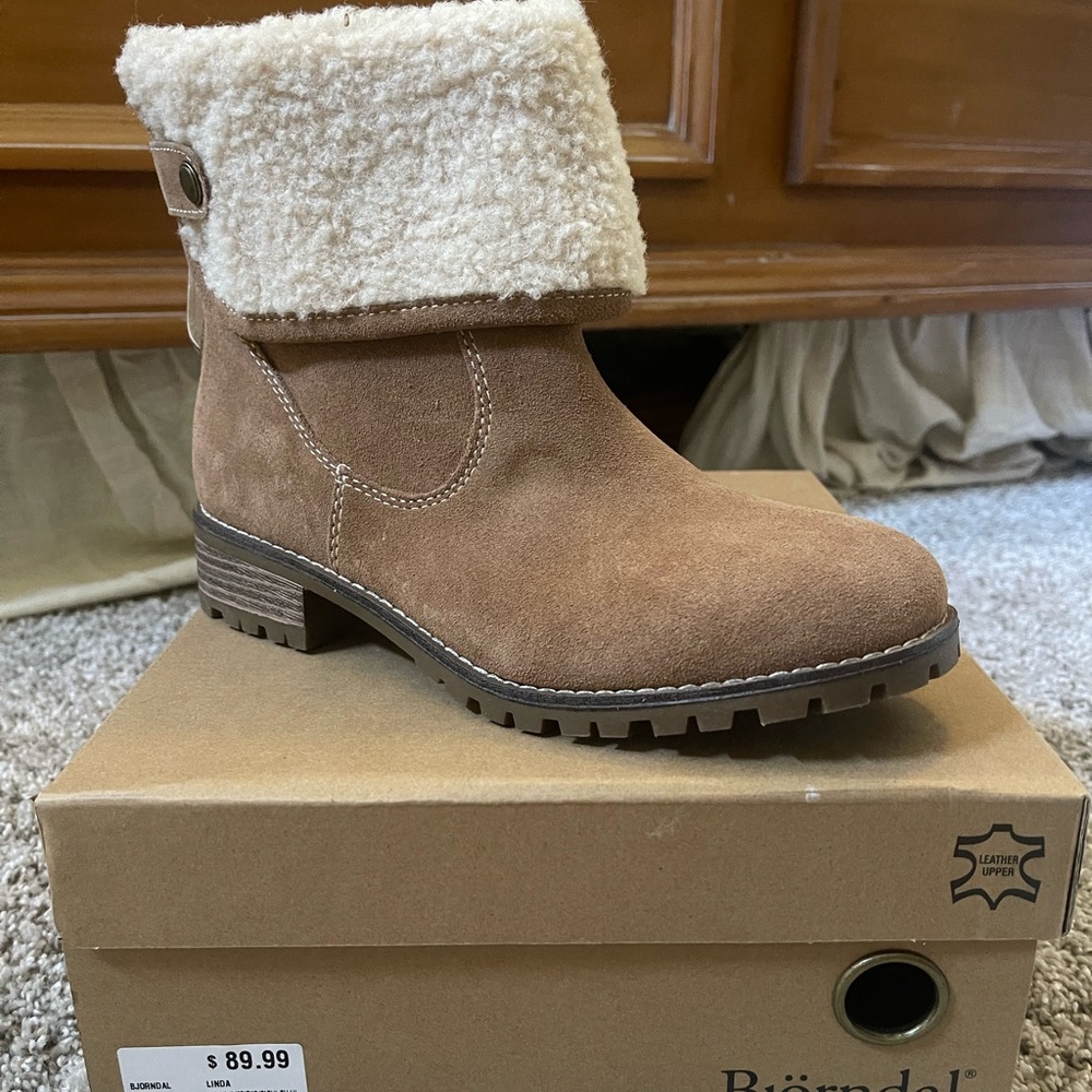 Size 8 Bjorndal boots never worn in great condition